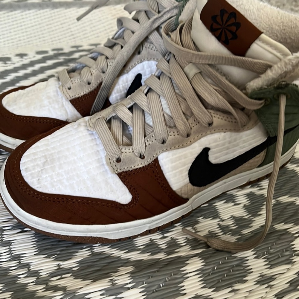 Youth Nike shoes size 5